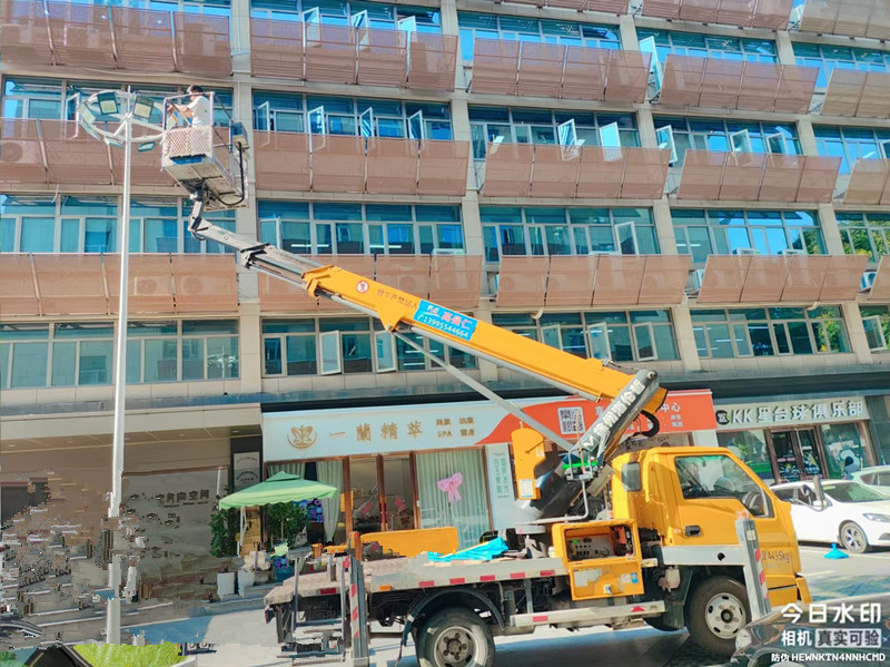 18米登高车装路灯施工现场，操作快