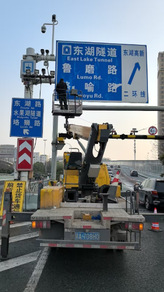 高空作业车安装路牌施工现场，效率高